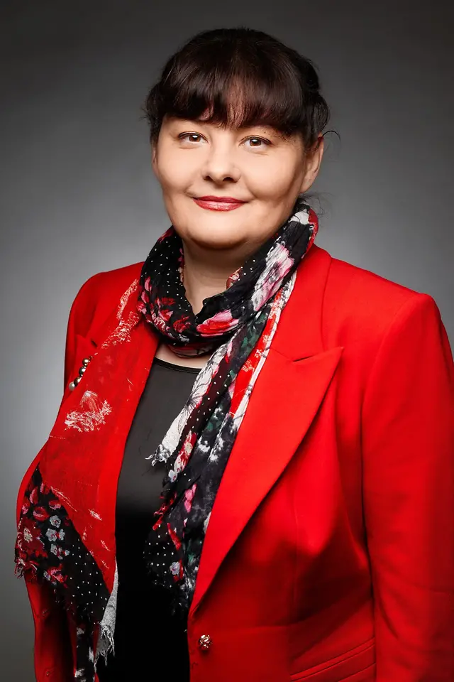 elena-efremova-kursik-red-blazer-standing-ua-ua-2023